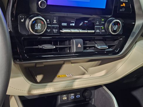 Certified 2024 Toyota Highlander XLE FWD image 32