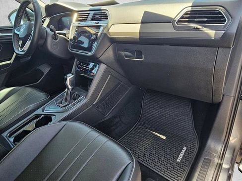 Used 2023 Volkswagen Tiguan SE w/ Panoramic Sunroof Package FWD image 21