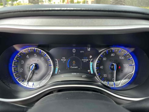 Used 2023 Chrysler Pacifica Touring-L image 31