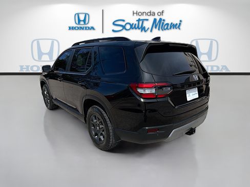Used 2025 Honda Pilot TrailSport image 5