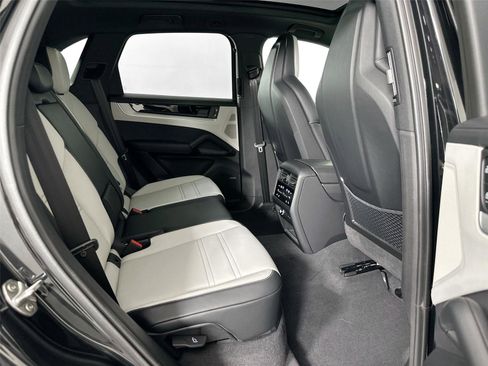 Certified 2025 Porsche Cayenne E-Hybrid AWD/4WD image 28