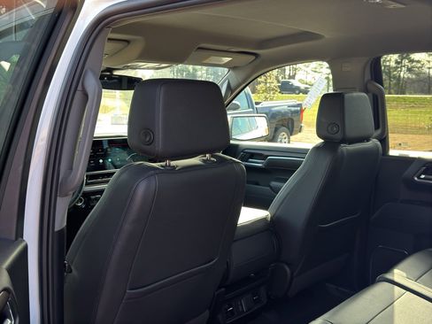 Used 2025 GMC Sierra 1500 SLT image 40