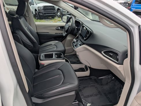 Used 2023 Chrysler Pacifica Touring-L FWD image 10