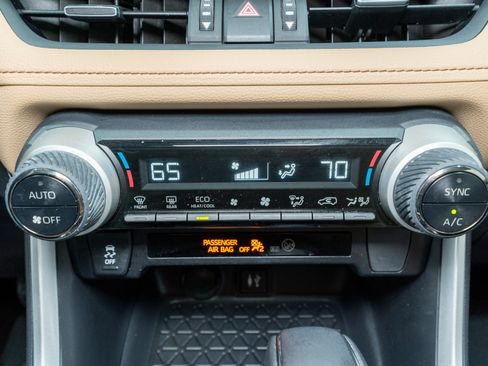 Used 2019 Toyota RAV4 XLE Premium image 21