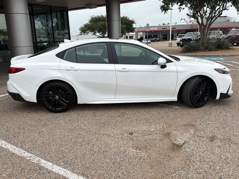 Used 2025 Toyota Camry SE FWD image 2