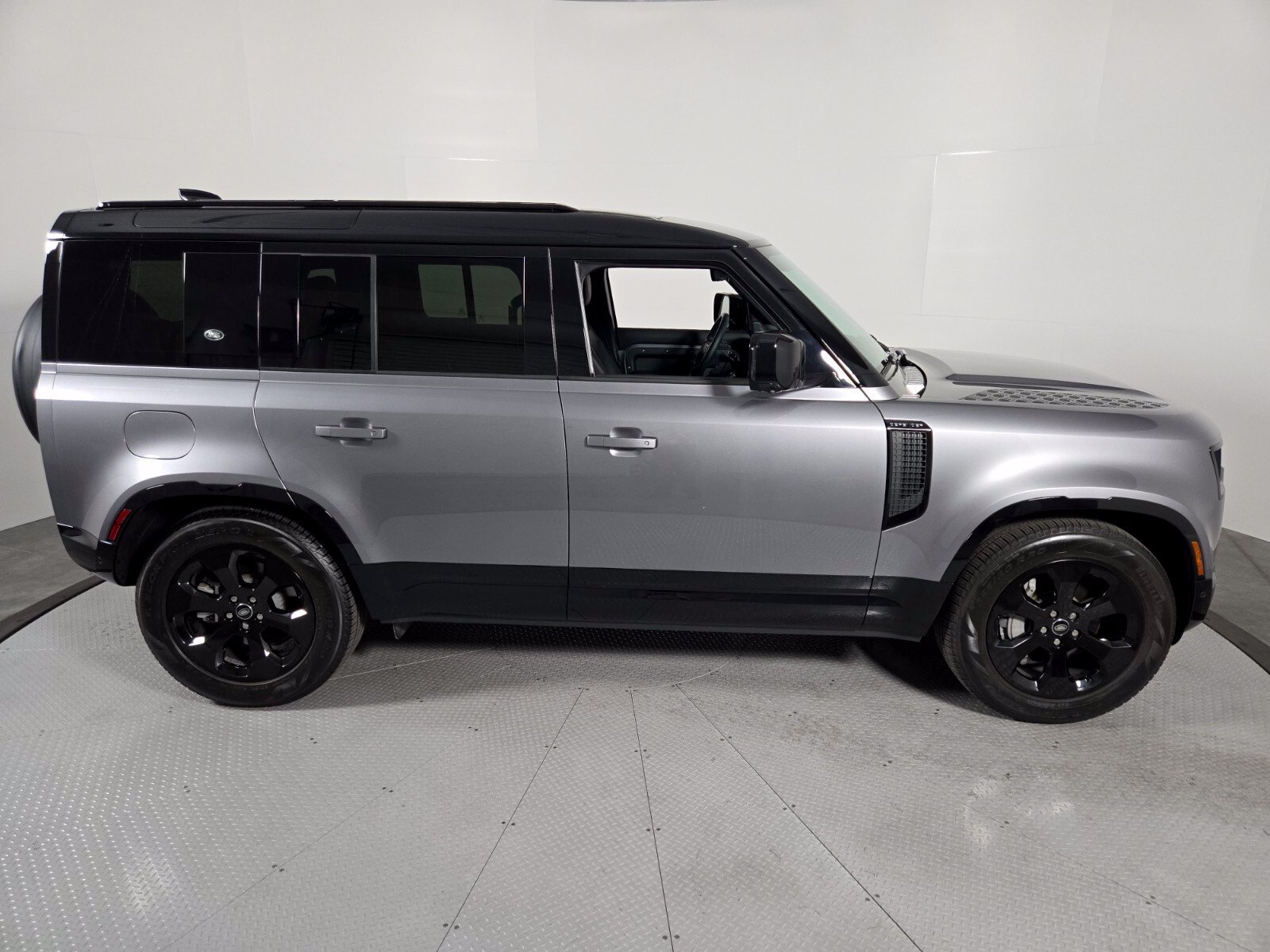 Used 2024 Land Rover Defender 110 X-Dynamic SE AWD/4WD image 6