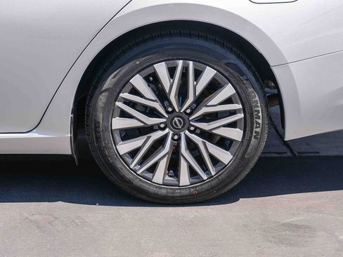 Used 2024 Nissan Altima 2.5 SV FWD image 10