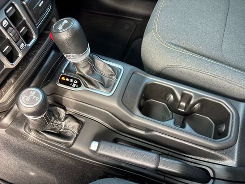 Used 2025 Jeep Wrangler Unlimited Sahara AWD/4WD image 24