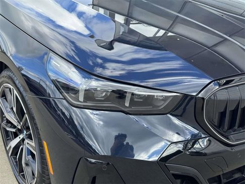 Used 2025 BMW 550e xDrive w/ Premium Package image 8