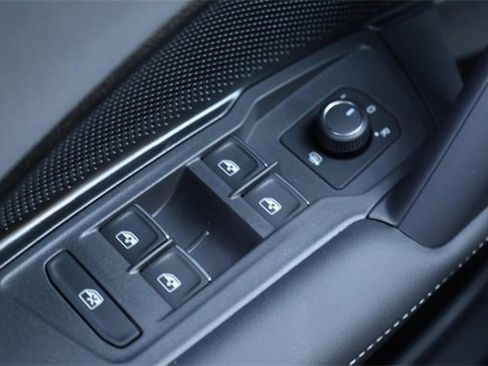 New 2025 Volkswagen Tiguan SE image 19