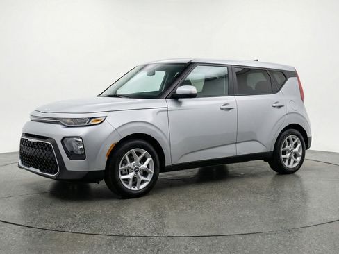 Used 2025 Kia Soul LX w/ LX Technology Package image 3