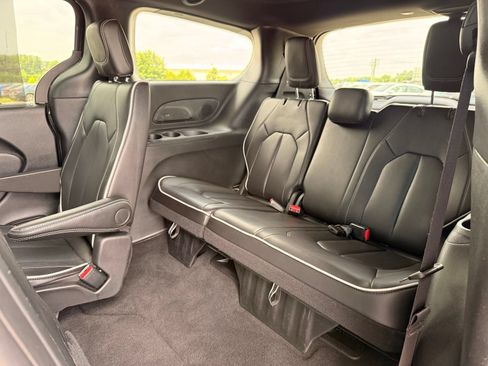 Used 2026 Chrysler Pacifica Limited FWD image 23