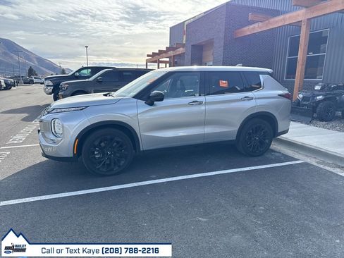 Used 2022 Mitsubishi Outlander SE image 2