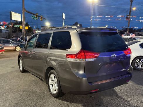 Used 2012 Toyota Sienna LE image 3
