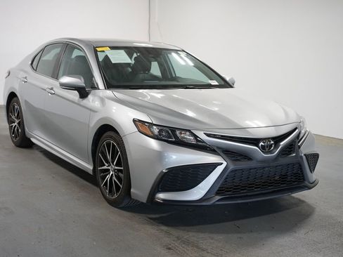 Used 2022 Toyota Camry SE FWD image 3