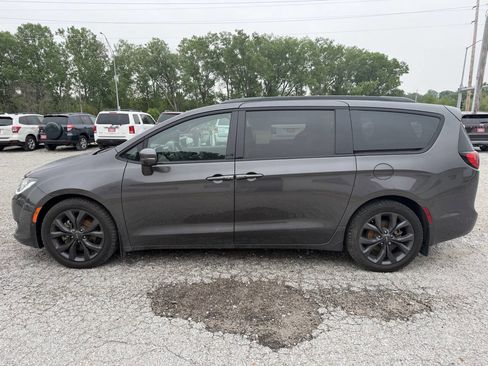Used 2018 Chrysler Pacifica Limited w/ Advanced Safetytec Group FWD image 6
