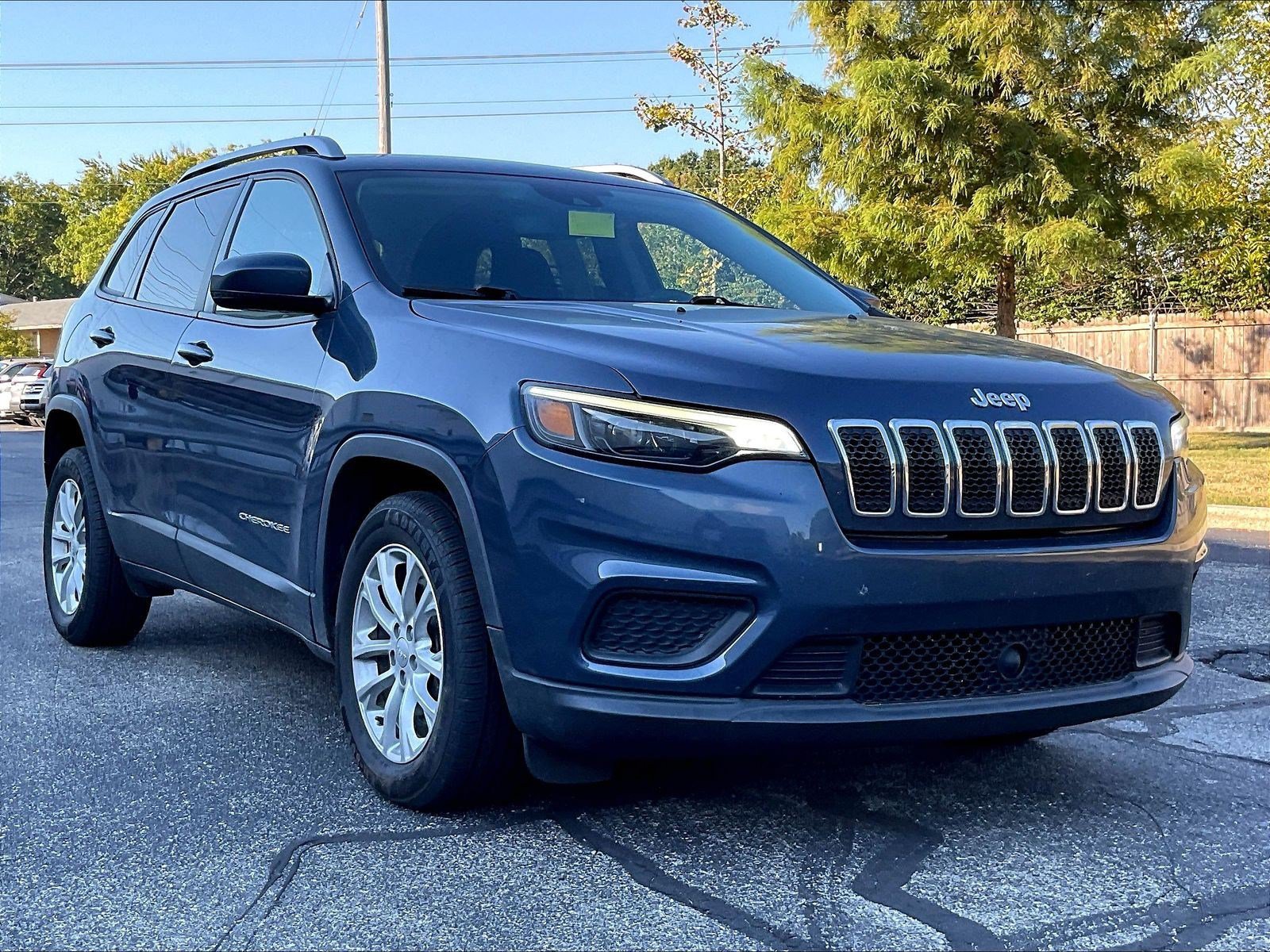 Used 2021 Jeep Cherokee Latitude FWD image 2