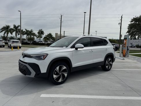 New 2025 Volkswagen Taos SE image 7