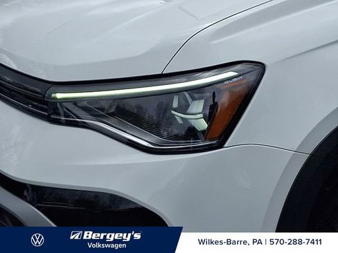 Used 2025 Volkswagen Taos SE AWD/4WD image 11