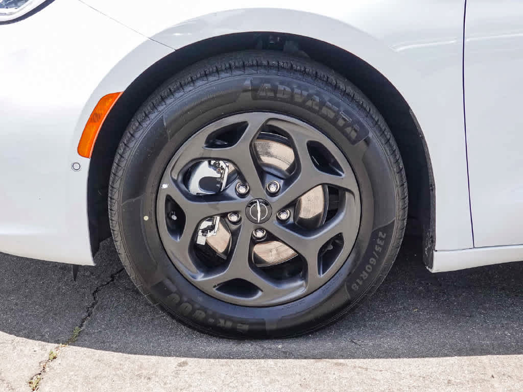 Used 2024 Chrysler Pacifica Premium FWD image 9