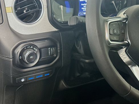 Used 2025 Jeep Wrangler Sahara image 16