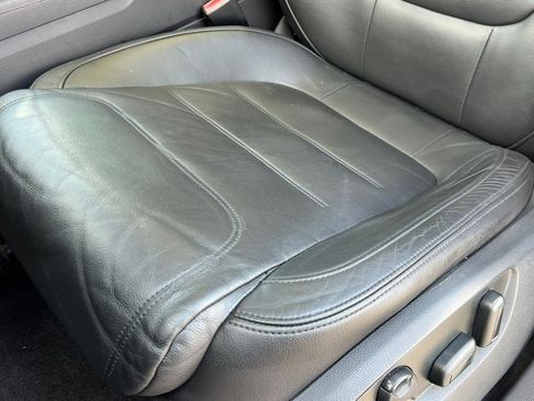Used 2012 Volkswagen Touareg TDI AWD/4WD image 15