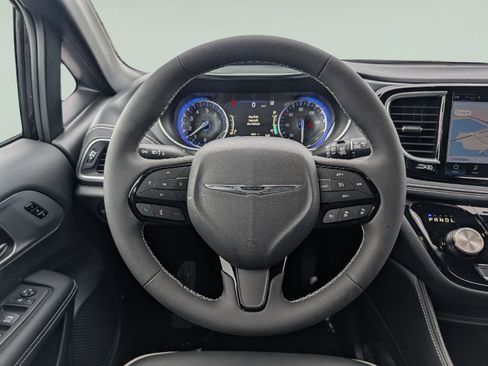 Used 2026 Chrysler Pacifica Limited w/ S Appearance Package image 13