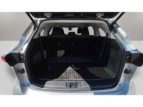 Used 2023 Toyota Highlander LE FWD image 31
