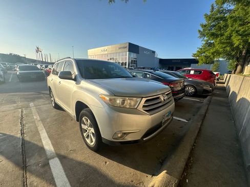 Used 2011 Toyota Highlander 2WD w/ Tech Pkg image 3