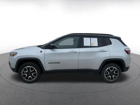 Used 2025 Jeep Compass Trailhawk image 9