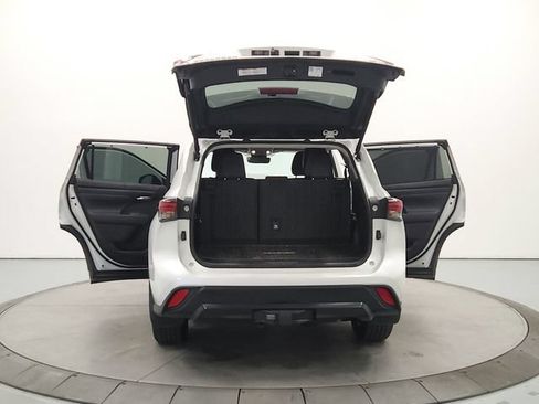 Used 2024 Toyota Highlander XLE AWD/4WD image 15
