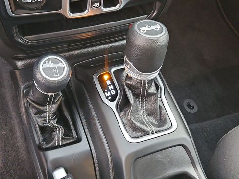 Used 2019 Jeep Wrangler Unlimited Sahara w/ Safety Group image 27