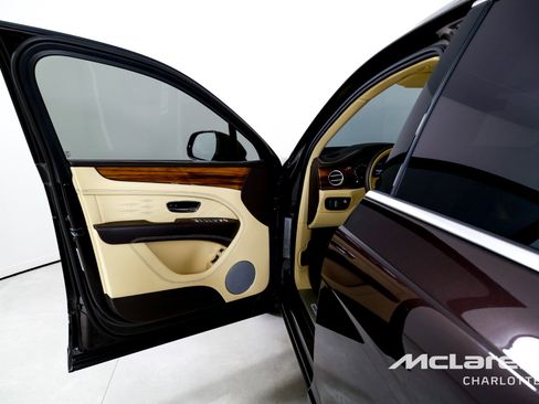 Used 2023 Bentley Bentayga Extended Wheelbase image 10