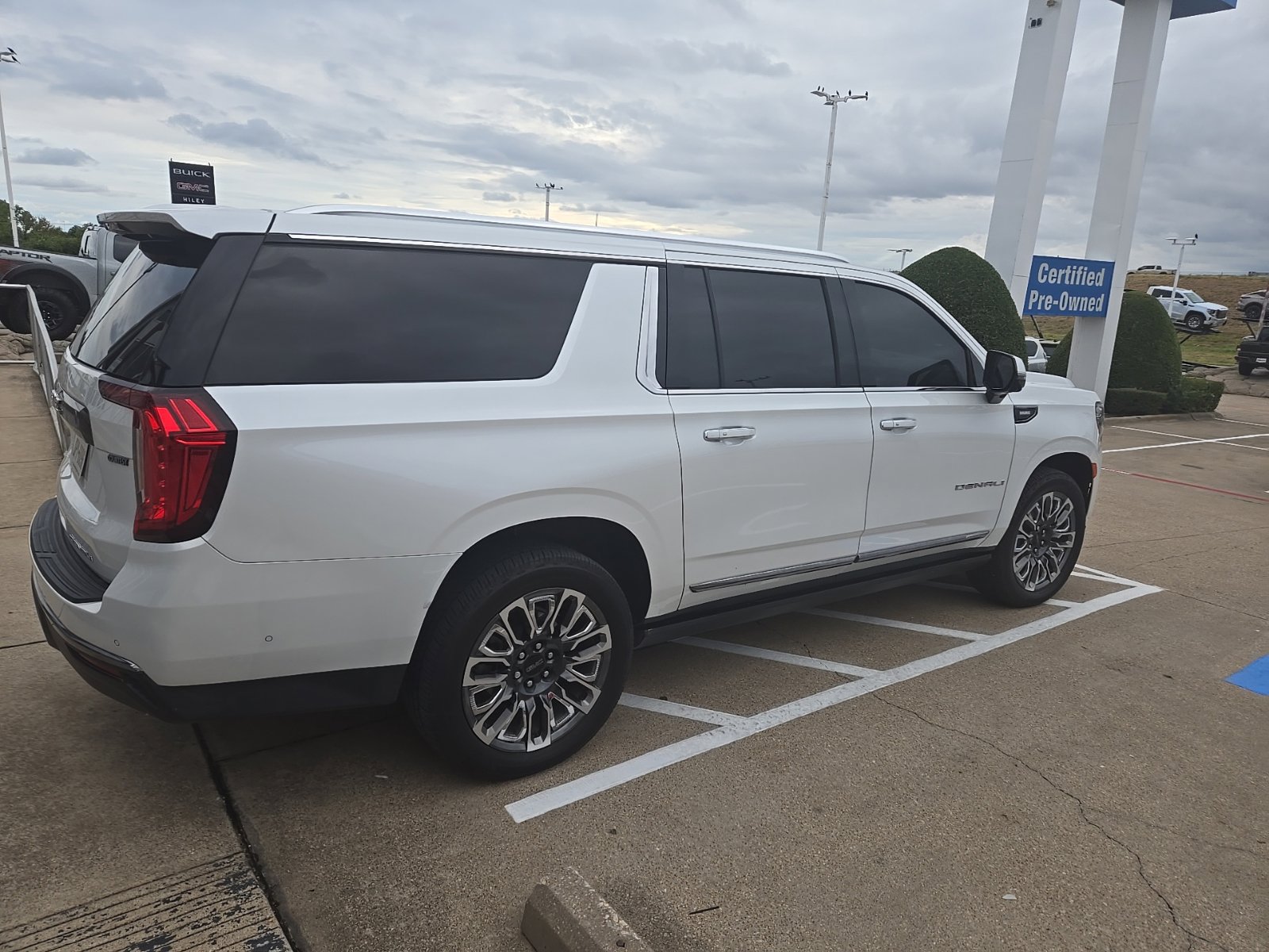 Used 2023 GMC Yukon XL Denali Ultimate w/ LPO, Floor Liner Package AWD/4WD image 5