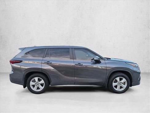 Used 2024 Toyota Highlander LE FWD image 4