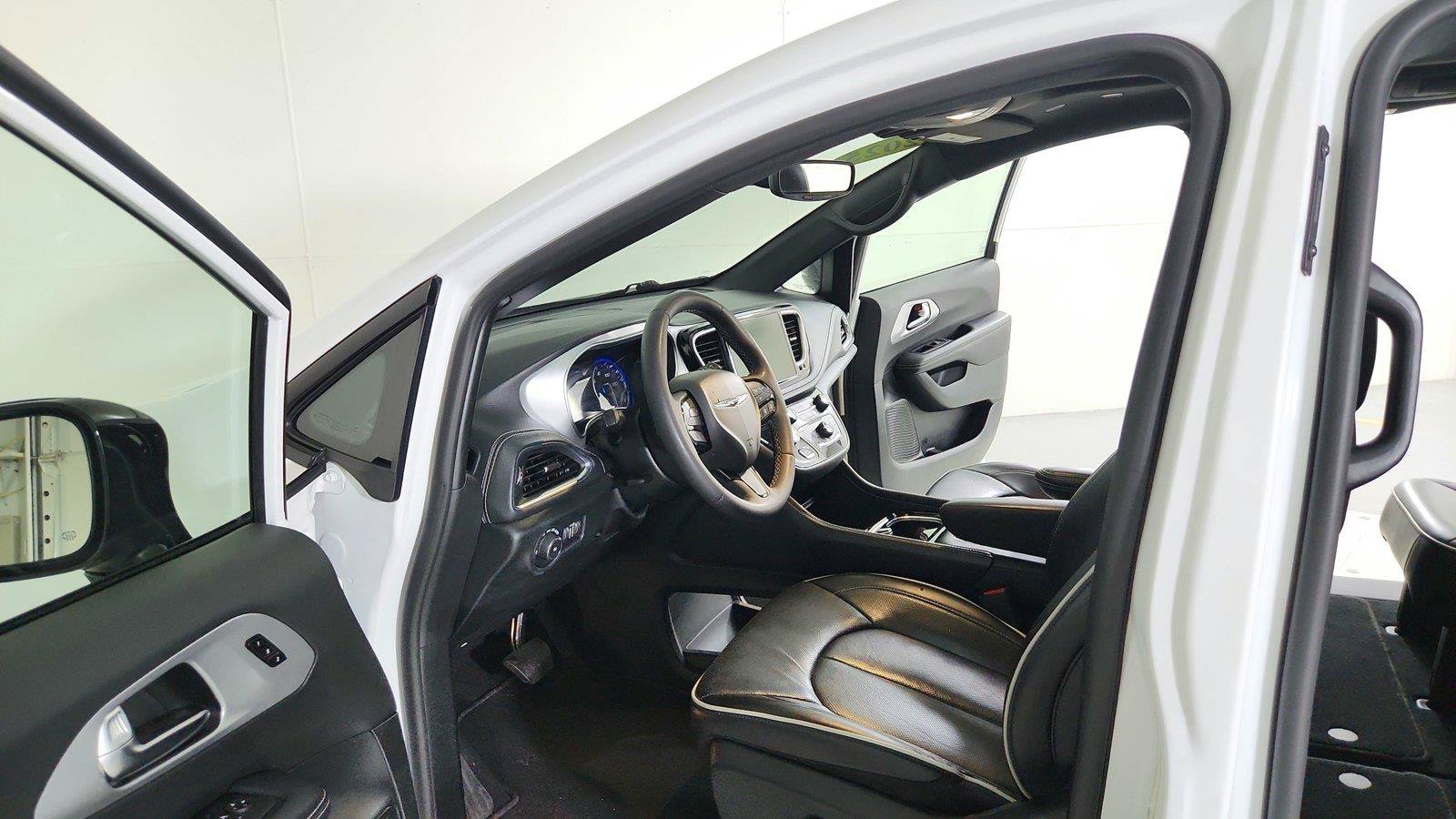 Used 2025 Chrysler Pacifica Limited FWD image 16
