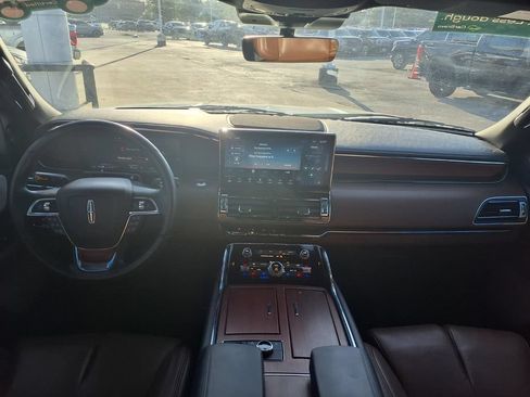 Used 2024 Lincoln Navigator Reserve AWD/4WD image 3