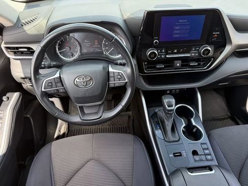 Used 2023 Toyota Highlander LE image 12