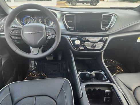 New 2026 Chrysler Pacifica Limited w/ S Appearance Package image 10
