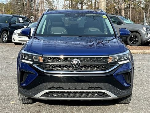 Used 2024 Volkswagen Taos SE image 2