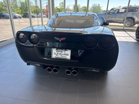 Used 2008 Chevrolet Corvette Coupe w/ Z51 Performance Package RWD image 3