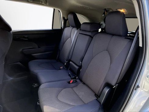 Used 2024 Toyota Highlander LE image 20