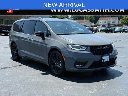 Used 2025 Chrysler Pacifica Limited