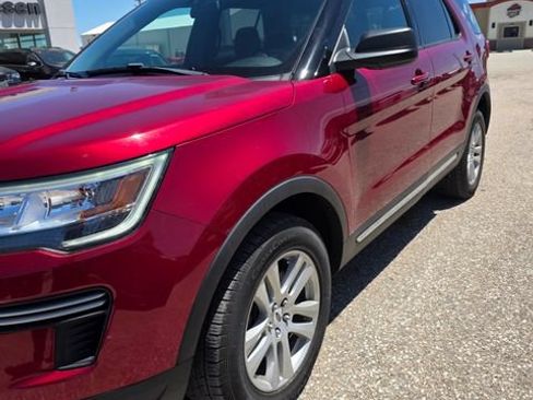 Used 2018 Ford Explorer XLT AWD/4WD image 3