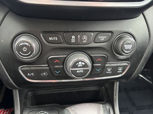 Used 2019 Jeep Cherokee Limited image 29