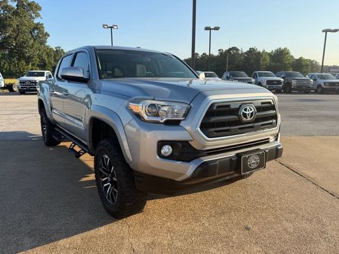 Used 2017 Toyota Tacoma SR5 w/ Tow Package AWD/4WD image 7