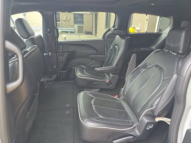 Used 2025 Chrysler Pacifica Limited FWD image 14