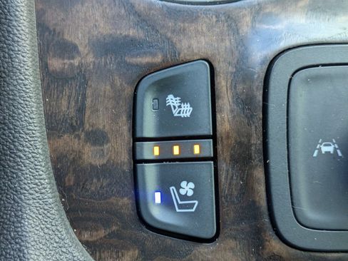 Used 2021 GMC Acadia Denali w/ Denali Technology Package FWD image 25