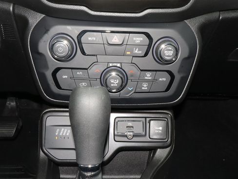 Used 2023 Jeep Renegade Altitude w/ Sun/Sound Group AWD/4WD image 11