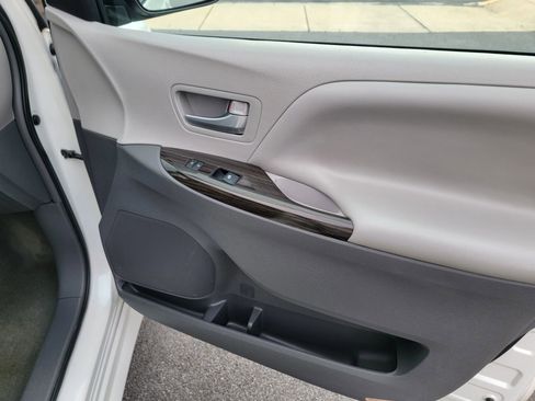 Used 2016 Toyota Sienna XLE image 27